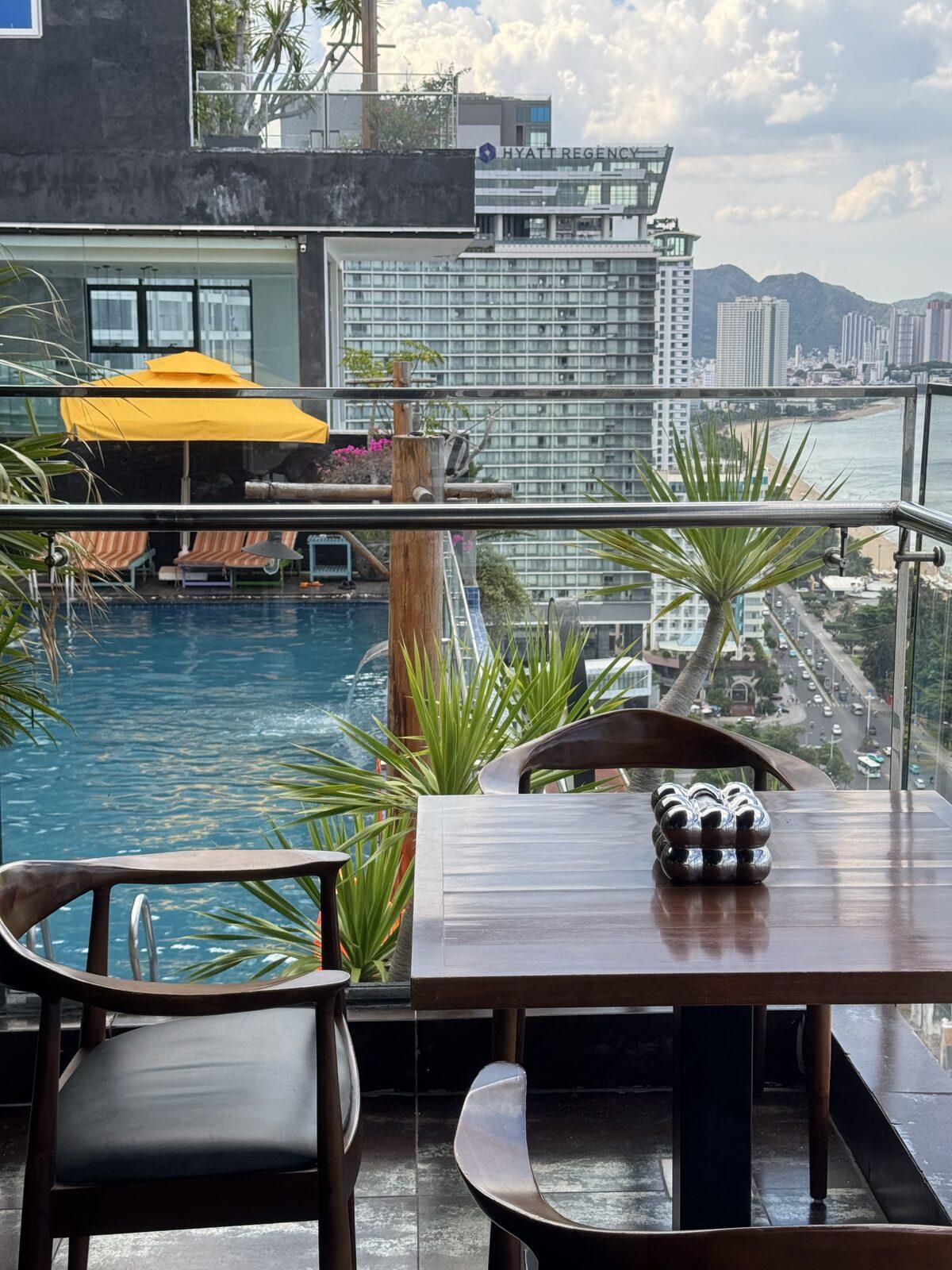 Terrace table above the pool with a view of the city